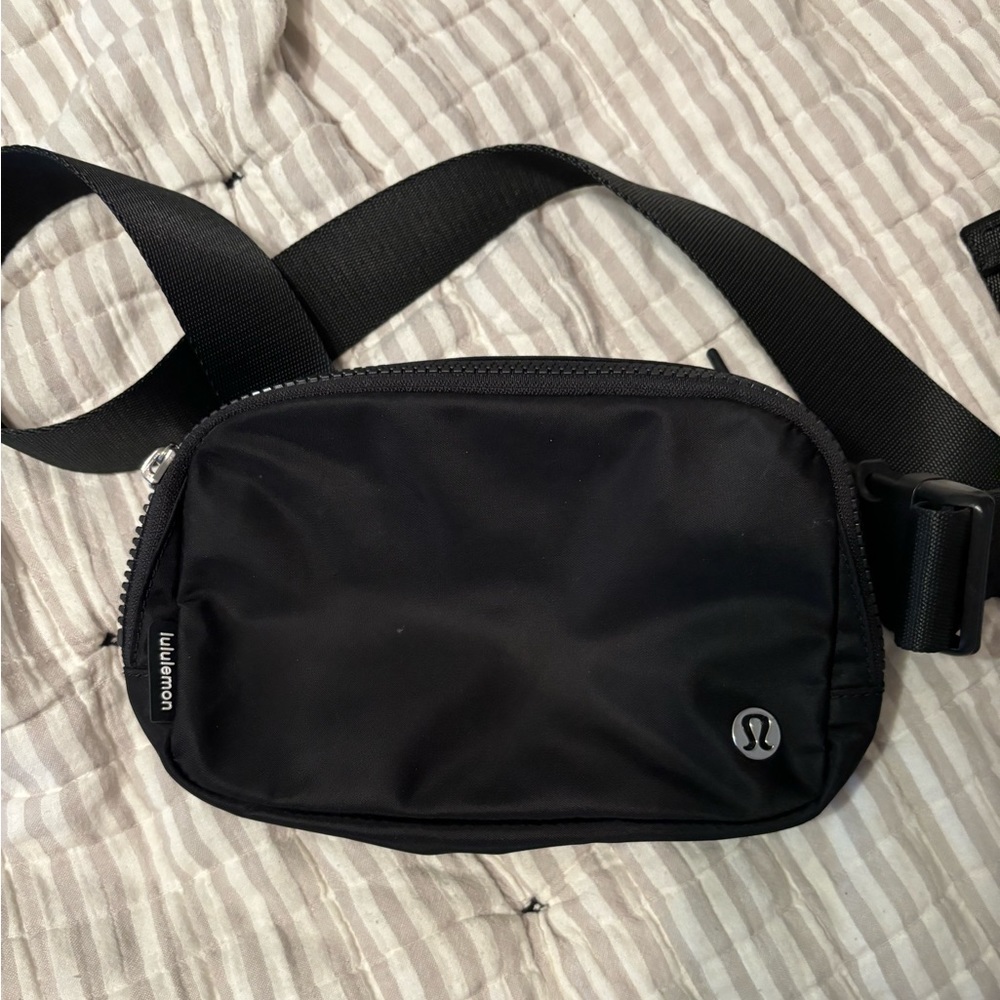 Lululemon belt bag black